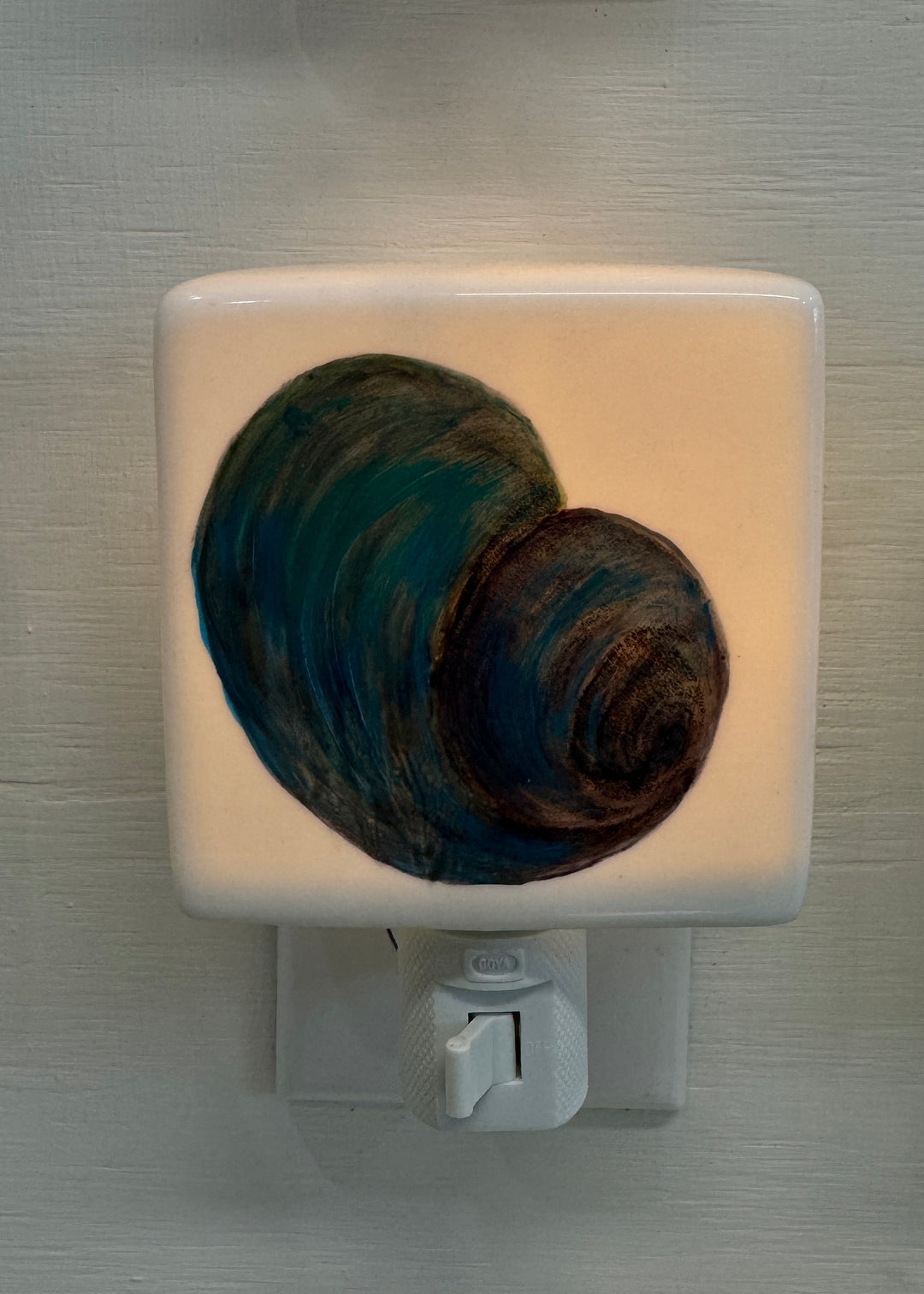 Shell Nighlight, blue shell, hand painted